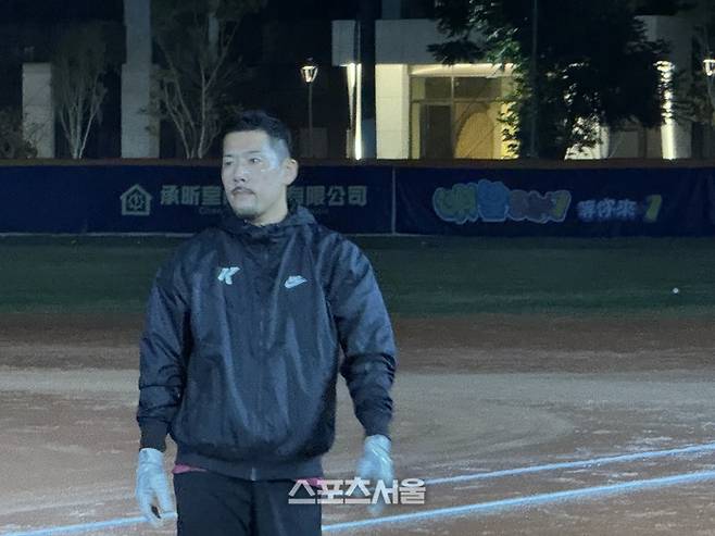 이용규가 선수들의 야간 훈련을 돕고 있다. 가오슝 | 박연준 기자 duswns0628@sportsseoul.com