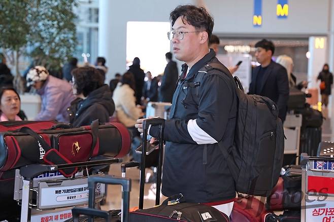 키움  안치홍이 22일 인천국제공항 제2여객터미널을 통해 스프링캠프가 열리는 대만 가오슝으로 출국하고 있다. 사진 | 키움 히어로즈