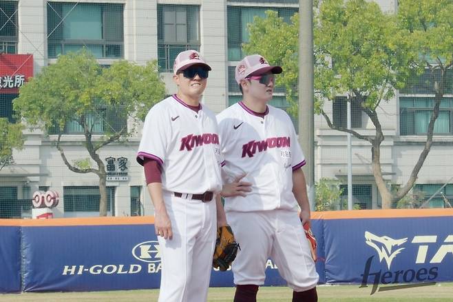 최주환(오른쪽)이 오선진과 함께 펑고를 받고 있다. 사진 | 키움 히어로즈