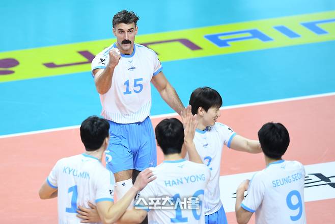 러셀 28득점, 비예나와의 치열한 싸움에서 대한항공이 웃었다…KB 잡고 선두 1점 차 추격