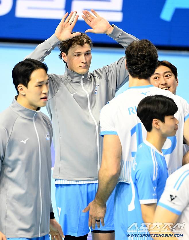 31일 인천계양체육관에서 열린 V리그 남자부 대한항공과 KB손해보험의 경기, 대한항공이 풀세트 끝 승리했다. 승리를 확정짓고 환호하는 대한항공 선수들의 모습. 인천=허상욱 기자wook@sportschosun.com/2026.01.31/