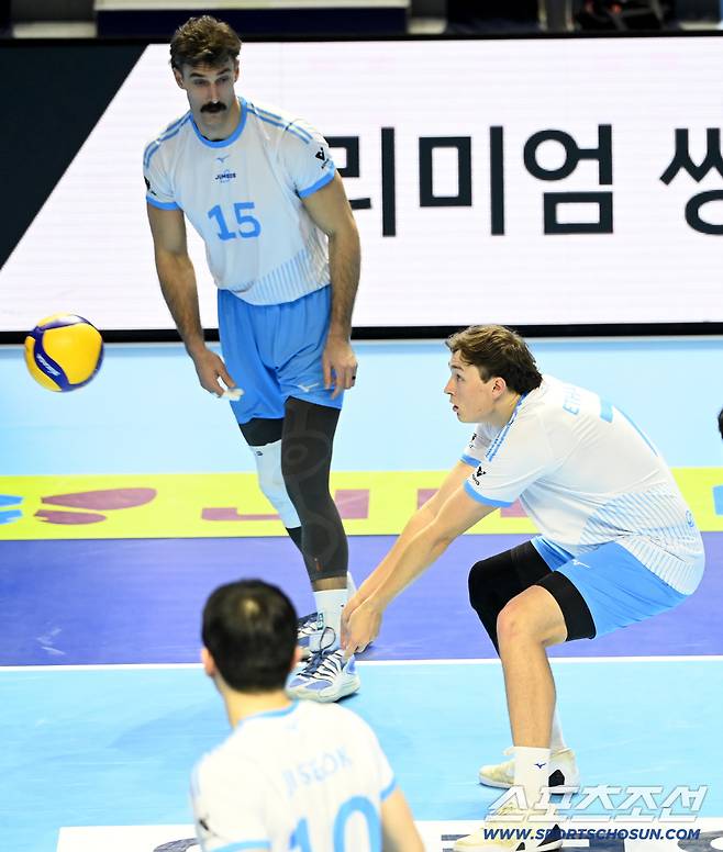 31일 인천계양체육관에서 열린 V리그 남자부 대한항공과 KB손해보험의 경기, 대한항공 이든이 리시브를 시도하고 있다. 인천=허상욱 기자wook@sportschosun.com/2026.01.31/