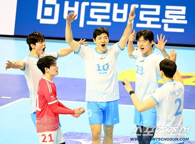 31일 인천계양체육관에서 열린 V리그 남자부 대한항공과 KB손해보험의 경기, 대한항공이 풀세트 끝 승리했다. 승리를 확정짓고 환호하는 대한항공 선수들의 모습. 인천=허상욱 기자wook@sportschosun.com/2026.01.31/