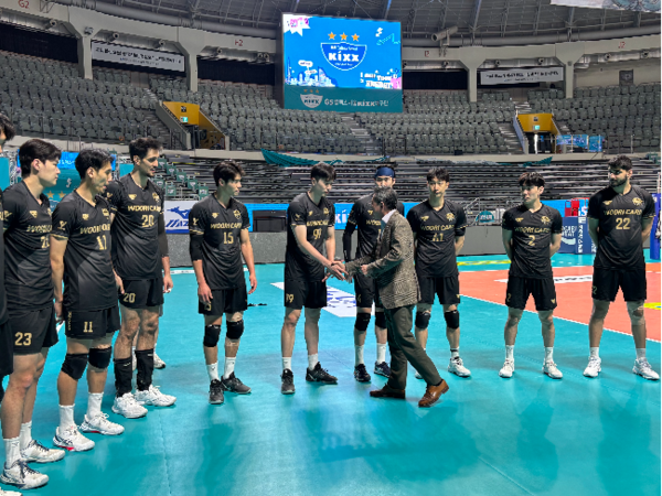 선수단을 격려하는 진성원 구단주. ⓒ우리카드 배구단