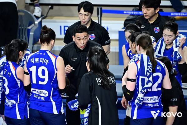 작전타임을 갖는 여오현 IBK기업은행 감독대행. ⓒKOVO