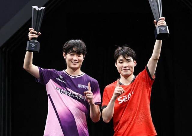 지난 1월 17일 WTT 스타 컨텐더 도하 대회의 남자복식에서 중국조를 두 차례나 잡아내며 우승을 합작한 조대성(왼쪽)과 장우진. 한국은 복식에서 탁구 세계 최강 중국의 아성을 무너뜨리고 있다. / WTT 홈페이지