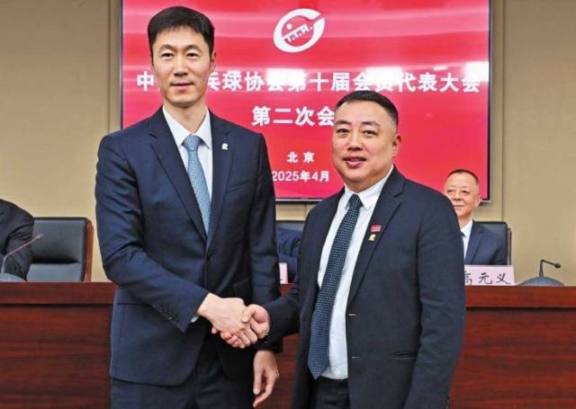 2025년 4월 중국 탁구를 진두지휘했던 류궈량 중국탁구협회장(오른쪽)이 물러나고, 후배 왕리친이 자리를 이어받았다. 중국 남자탁구의 아성이 흔들리는 것은 류궈량 퇴진과 시기적으로 맞아떨어진다. /신화통신 뉴시스