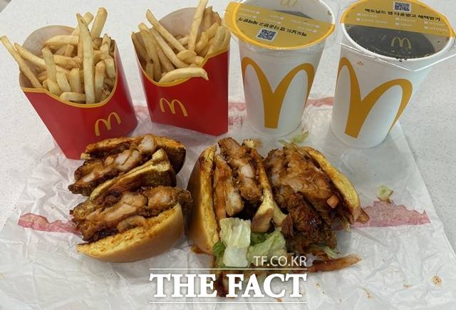 한국맥도날드는 마라의 인기에 힘입어 '맥크리스피 마라 버거' 2종을 출시했다. 오른쪽이 '맥크리스피 마라 해쉬 버거'다. /문화영 기자