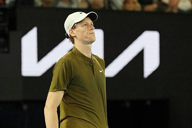 12점 더 따내고도 고개 숙인 시너...조코비치에 막힌 호주오픈 3연패