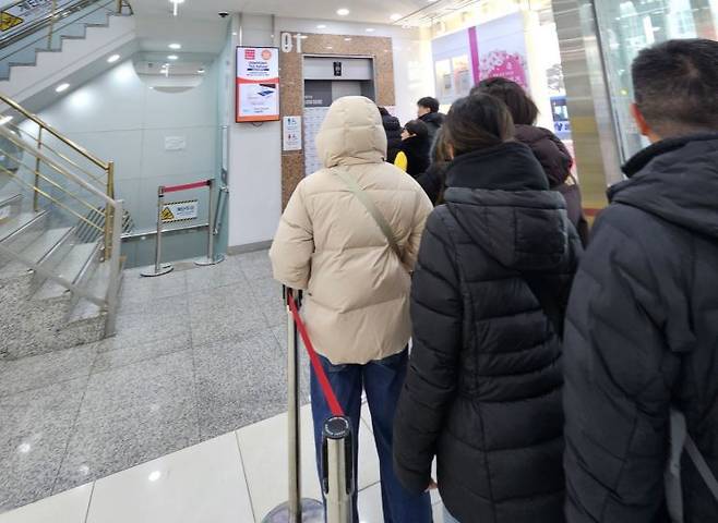 다이소 입장을 위해 줄 서서 기다리는 모습. 아시아경제 DB.