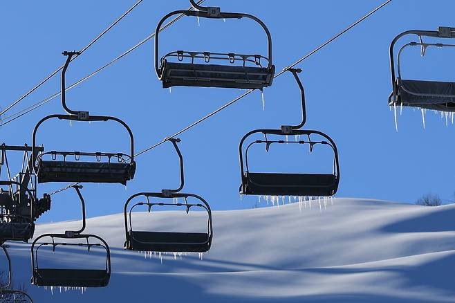 지난 연말 강원도 강촌엘리시안 스키장의 상급자 코스가 폐쇄된 모습. 기후와 경제, 인구적 악재가 겹치며 스키장들은 경영 부진을 넘어 존폐 위기에 처했다./ 고운호 기자