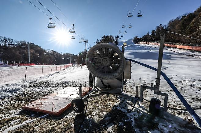 제설기마저 멈춰선 강원도의 스키장 슬로프. 온난화와 강설량 감소에다 전기료 및 인건비 급등으로 인공눈 관리 비용은 불어나고 설질은 나빠지는 악순환이 계속되고 있다./ 고운호 기자