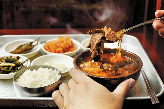 1948년 개업한 ‘옛집식당’은 대구 육개장의 원형을 간직했다고 평가받는다./양수열 영상미디어 기자