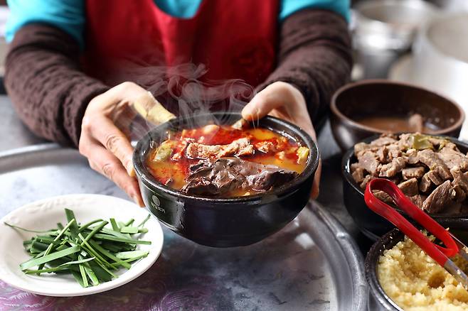 따로국밥을 탄생시킨 식당으로 이름 높은 ‘국일따로국밥’. 고기와 함께 선지를 넣는다./양수열 영상미디어 기자