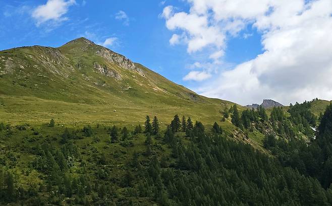 발 페레 계곡. 캠핑 사이트가 많고 길가 주차장이 곳곳에 있다. /박병원