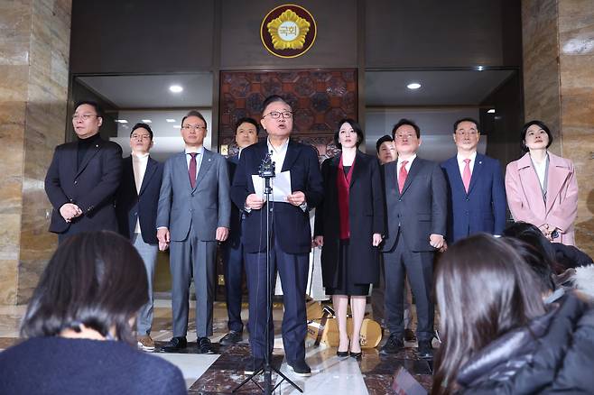 고동진 의원을 비롯한 국민의힘 친한계 의원들이 29일 서울 여의도 국회에서 한동훈 전 대표 제명 결정에 대한 입장을 밝히고 있다. /뉴스1