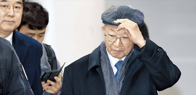 2심 선고 후 법원 나서는 양승태  양승태 전 대법원장이 30일 오후 서울 서초구 서울고법에서 열린 ‘사법 행정권 남용’ 사건 항소심 선고 공판이 끝난 뒤 법원 청사를 나서고 있다. 이날 법원은 양 전 대법원장에게 징역 6개월에 집행유예 1년을 선고했다./고운호 기자