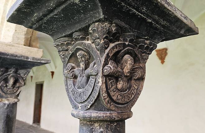 산토르소 회랑 주두 조각. /박병원