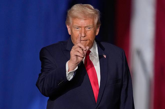 도널드 트럼프 미국 대통령이 지난 27일 미 아이오와주 클라이브에서 열린 에너지·경제 관련 연설을 위해 유세장에 도착한 모습. /AP 연합뉴스