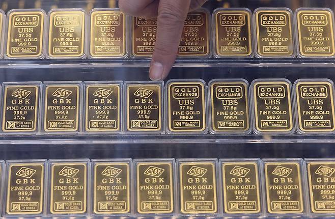 (서울=뉴스1) 박지혜 기자 = 국제 금 시세가 또다시 사상 최고치를 경신했다. 미국 연방정부의 셧다운(일시적 업무 정지) 사태로 안전자산 선호가 커진 것이 주요 배경으로 분석된다.2일 금융투자업계에 따르면 1일(현지시간) 뉴욕상업거래소(NYMEX)에서 12월 인도분 금 선물은 온스당 3897.5달러에 거래를 마쳤다. 전 거래일보다 0.6% 상승하며 종가 기준 최고 기록을 다시 썼다.사진은 이날 오후 서울의 한 금거래소에 진열된 골드바 모습. 2025.10.2/뉴스1