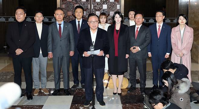 친한계로 분류되는 국민의힘 의원들이 29일 국회 로텐더홀 앞에서 한동훈 전 대표 제명을 주도한 장동혁 대표 체제 지도부의 즉각 사퇴를 요구하는 집단 성명을 발표하고 있다. 연합뉴스