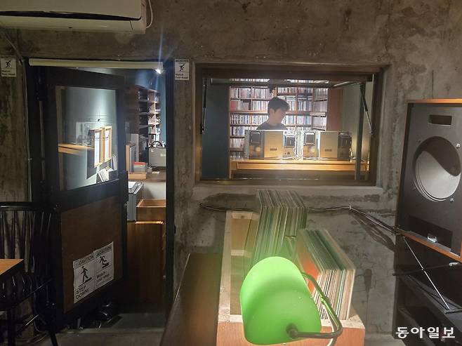 서울 마포구의 음악 감상 공간 ‘쿼터’에선 떠오르는 키워드를 말하면 그에 어울리는 노래를 선곡해준다. 사지원 기자 4g1@donga.com