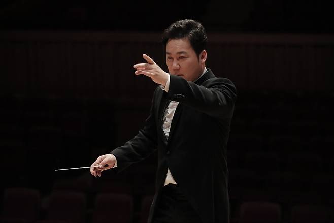 비전공자이지만 클래식을 듣고 또 들으며 파고들어 원곡의 전체 흐름을 다 숙지하고 지휘한다. 김현철 제공.