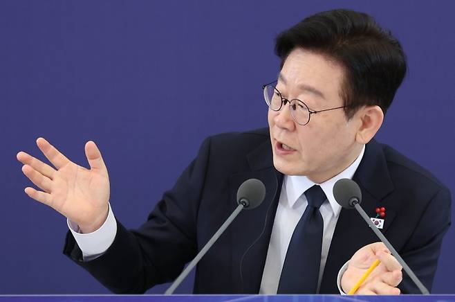 이재명 대통령은 사회관계망서비스(SNS)를 통해 사회적으로 민감한 화두를 띄우고 있다. /연합뉴스