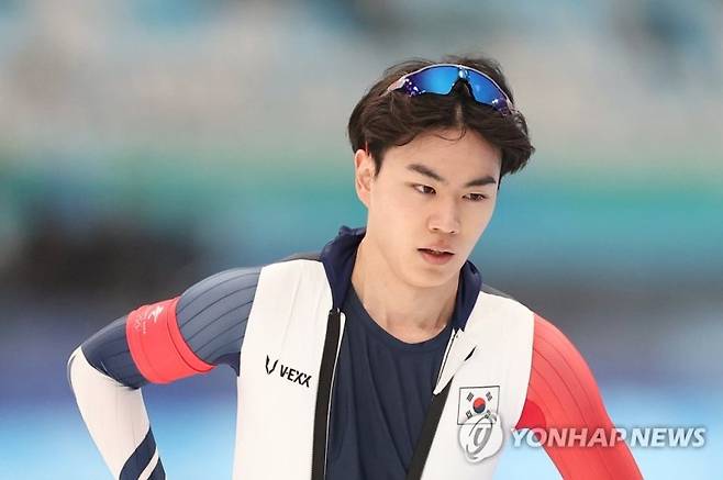 2022 베이징동계올림픽 스피드스케이팅 남자 1,500ｍ 동메달리스트인 김민석이 음주 후 차량을 끌고 진천선수촌에 입촌하다 사고를 냈다. 대한빙상경기연맹 등에 따르면, 김민석은 22일 밤 대표팀 동료 3명과 함께 선수촌 인근에서 저녁 식사를 하면서 음주한 뒤 개인 차량에 동료 선수들을 태우고 선수촌에 입촌하는 과정에서 선수촌 내 도로 보도블록 경계석과 충돌하는 사고를 냈고, 선수촌 관계자에게 음주한 사실이 적발됐다. 연합뉴스
