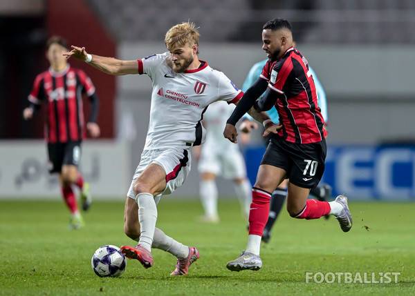 티모(왼쪽, 당시 청두룽청), 안데르손(오른쪽, FC서울). 서형권 기자