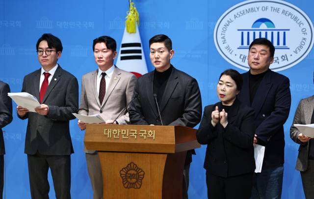 김재섭 국민의힘 주거사다리 정상화 특별위원장이 6일 오후 서울 여의도 국회 소통관에서 재개발재건축 정비사업 활성화 대책 기자회견을 열고 발언하고 있다. 뉴시스