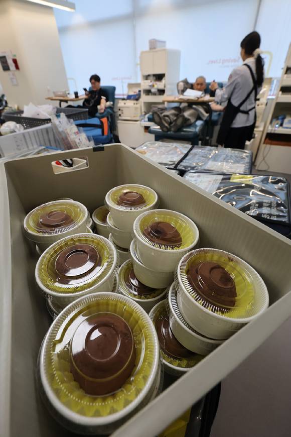 29일 서울 종로구 대한적십자사 서울동부혈액원 헌혈의집 광화문센터에 전혈 혈소판 헌혈자에게 증정될 '두바이 쫀득 쿠키(두쫀쿠)'가 놓여있다. [사진=연합뉴스]