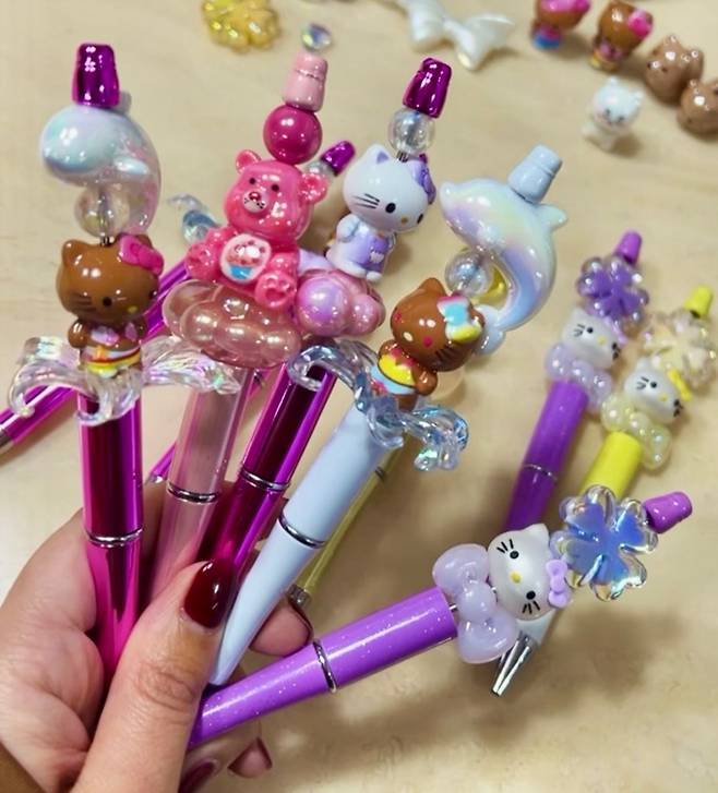 볼펜 몸통에 파츠 등을 붙여 취향대로 꾸미는 '볼꾸'가 젊은층 사이에서 인기다. 사진 독자제공