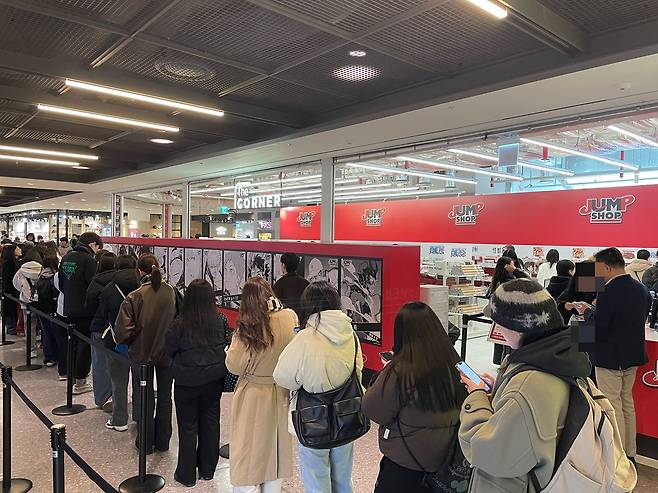 지난 23일 문을 연 용산 '점프샵' 팝업 전경. 일본 인기 애니메이션 굿즈를 사기 위한 오픈런이 벌어졌다. 이날 팝업 사전 예약은 이미 마감돼 현장 워크인 인파가 몰렸다. 사진 김세린 기자