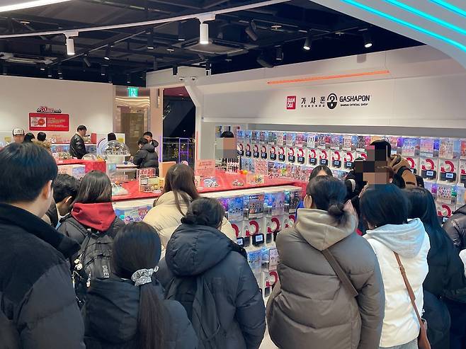 일본 공식 반다이남코 가샤폰 가챠샵에서 일본 인기 애니메이션 '귀멸의 칼날' 신상 가챠를 뽑으려는 인파. 한정 수량으로 입고돼 1인당 1개 구매 제한이 걸렸다. 김세린 기자
