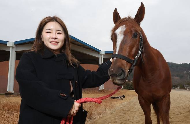 19일 부산 강서구 렛츠런파크에서 김혜선 조교사가 관리마 파워타이거와 함께 마방 앞에 섰다. 송봉근 객원기자