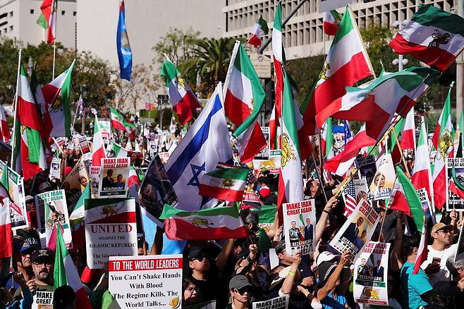 지난 18일 미국 LA의 다운타운에서 이란계 주민들이 하메이니 정권에 반대하는 시위를 벌이고 있다. 이란 국기와 함께 현재 이란 정부가 불구대천의 원수로 여기는 이스라엘 국기가 등장했다. [로이터]