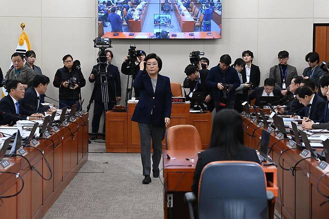 이혜훈 전 기획예산처 장관 후보자가 지난 23일 국회에서 열린 인사청문회에서 임이자 위원장에게 선서문을 전달한 뒤 자리로 이동하고 있다. [연합뉴스]