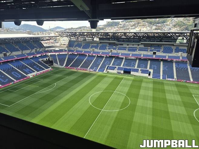 ▲호텔로비에서 바라본 축구장. 이 뷰만 봐도 피로가 싹가셨다. 사진=정지욱