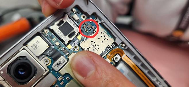 갤럭시 Z 플립 6 내부. 빨간색으로 표시된 작은 부품은 보통 '저항'으로 불리는데, 최씨는 엔지니어로 직무 전환한 뒤 이 같은 미세 부품의 역할을 이해하기 위해 기구 전개도를 빠짐없이 외웠다고 한다. 백재연 기자