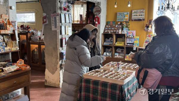 31일 수원특례시의 한 소품 판매점을 방문한 시민들이 ‘볼꾸’를 위한 재료를 구입하고 있다. 김소현기자