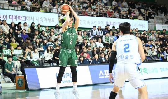 슛 던지는 엘런슨. 사진[연합뉴스]