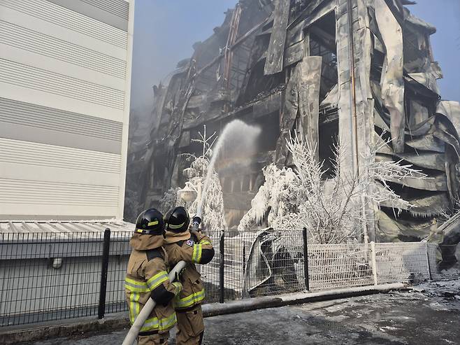31일 오전 충북 음성군 맹동면의 한 생필품 제조 공장 화재 현장에서 소방당국이 이틀째 진화 작업을 하고 있다 2025.1.31 / 사진=충북소방본부 제공