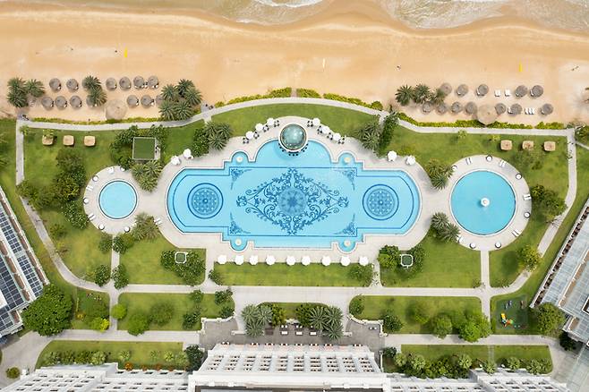 수영장와 비치의 모습 / 사진=쉐라톤 푸꾸옥 롱비치 리조트