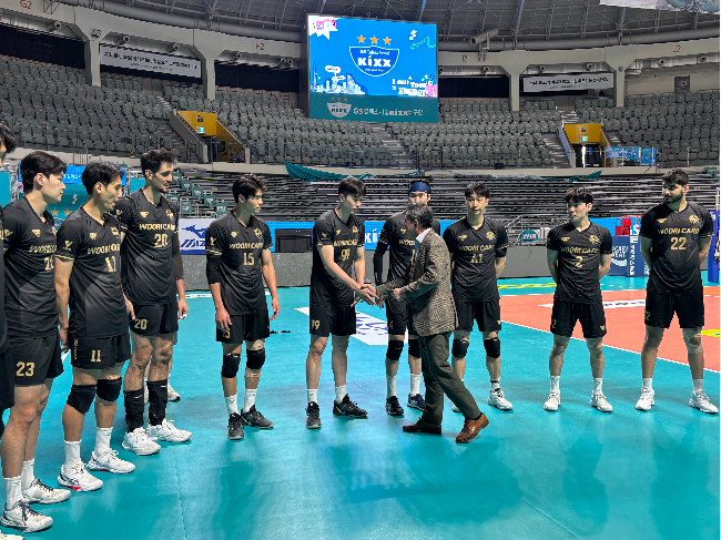 우리카드 구단주가 경기 하루 전 훈련에 방문해 선수단을 격려했다. 사진=우리카드 배구단