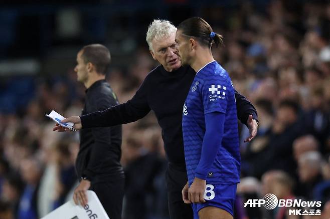 모예스 에버턴 감독이 잭 그릴리쉬에게 작전 지시를 내리고 있다. 사진=AFPBBNews=News1