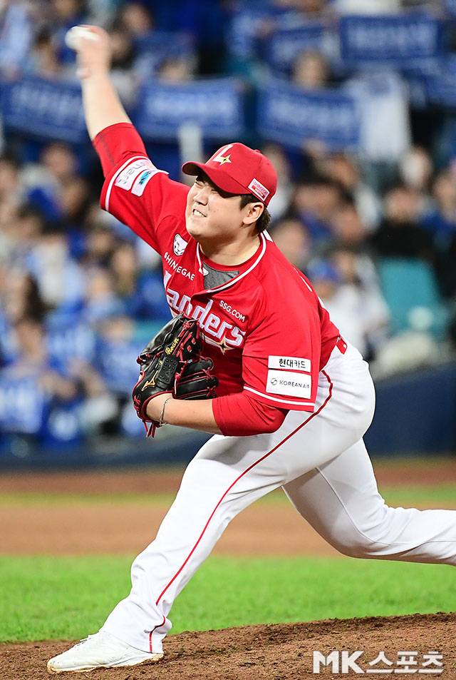 2025년 10월 14일 오후 대구삼성라이온즈파크에서 ‘2025 신한 SOL Bank KBO 포스트시즌’ SSG 랜더스와 삼성 라이온즈의 준플레이오프(5전 3선승제) 4차전이 열렸다. 8회말에 등판한 SSG 이로운이 역투하고 있다. 사진=김영구 기자