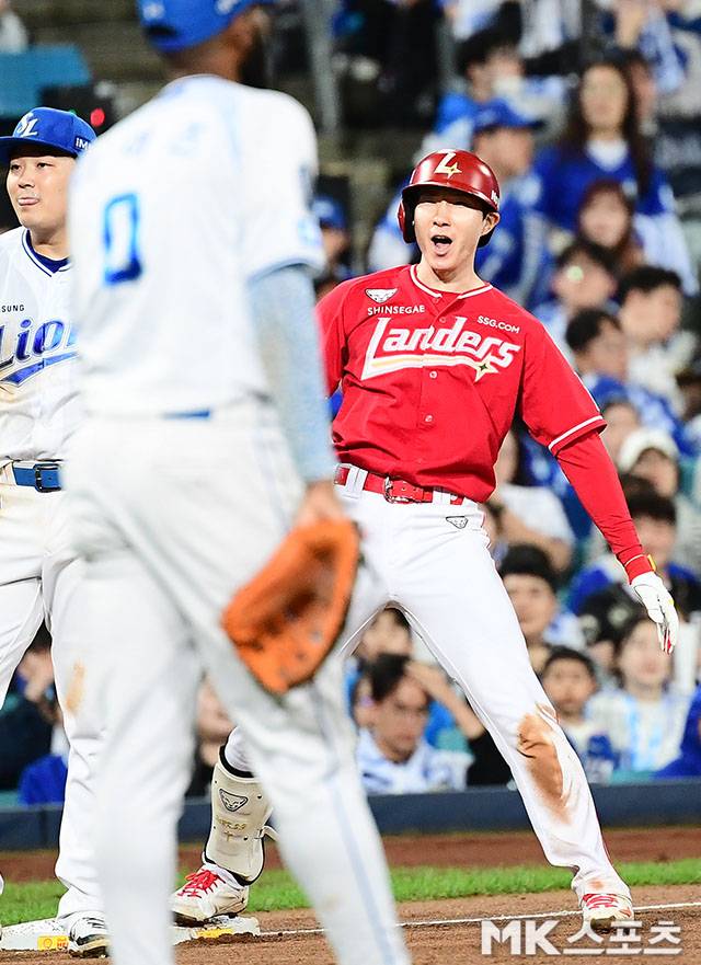 2025년 10월 14일 오후 대구삼성라이온즈파크에서 ‘2025 신한 SOL Bank KBO 포스트시즌’ SSG 랜더스와 삼성 라이온즈의 준플레이오프(5전 3선승제) 4차전이 열렸다. 8회초 무사 1, 2루에서 SSG 박성한이 동점 2타점 2루타를 치고 3루에 진루한 후 환호하고 있다. 사진=김영구 기자