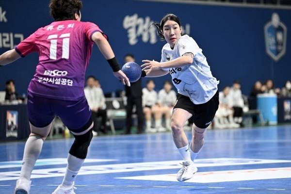 사진 드리블하는 삼척시청 이연경