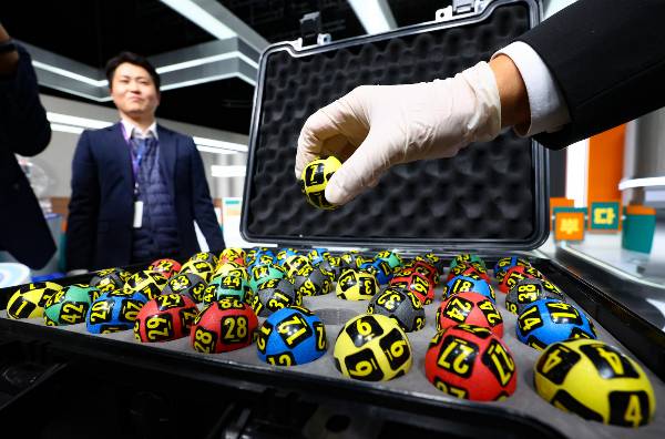 제1209회 로또 1등 당첨 번호는 '2·17·20·35·37·39', 보너스 번호는 '24'이다. 사진은 서울 마포구 MBC 경영센터 내 스튜디오에서 관계자들이 대국민 로또 6/45 추첨 공개방송 '645 데이'에 사용될 추첨볼을 살펴보는 모습. /사진=뉴스1